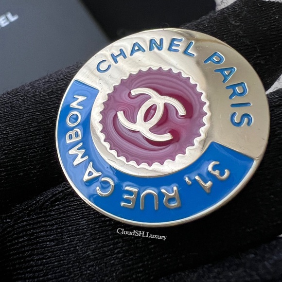 Auth Chanel 17C Metal CC Logo Round Plate Small Brooch - Gold Hardware - Picture 2 of 8